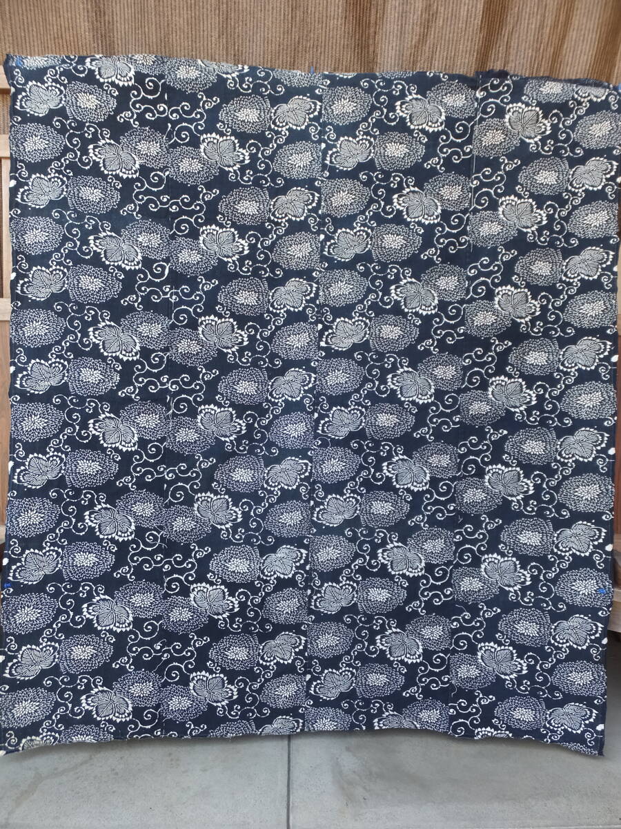 きれいな中厚藍木綿型染菊唐草文古布・4幅繋ぎ・144×128㌢・重320g・リメイク素材_画像3