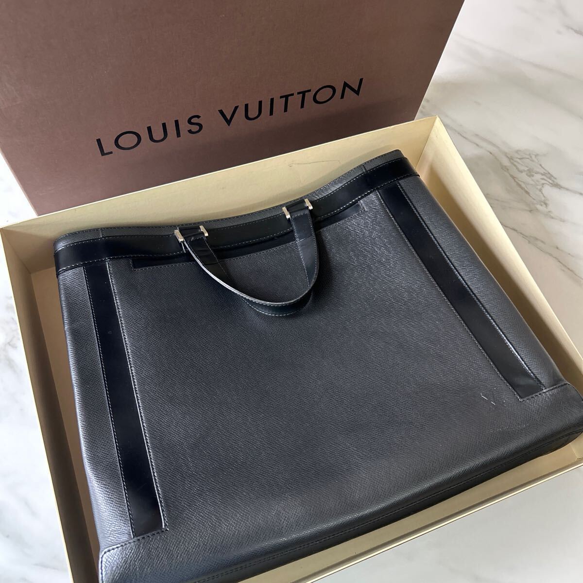 美品】　ルイヴィトン タイガ LOUIS VUITTON ブラック カスベックトートバッグ ビジネスバッグ メンズ　レザー _画像2