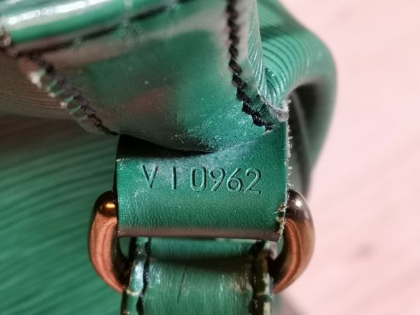 【陵】h87ubs19r本物保証！ルイヴィトン エピ プチノエ ボルネオグリーン M44104 ・バッグ・ 検索) Louis Vuitton 巾着 ショルダーの画像8