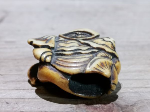 [.]h87kf50r era deer angle carving netsuke * oriental sculpture * search ).. thing small of the back .. kiseru tube smoke . go in seal case sea ivory .... head precise sculpture .