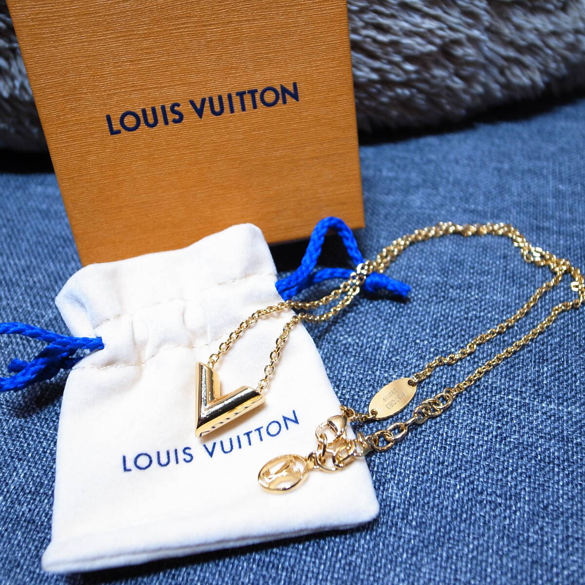 Подлинный ☆ Louis Vuitton Essential V -Necklace Accessessy Bag Bag Suplet