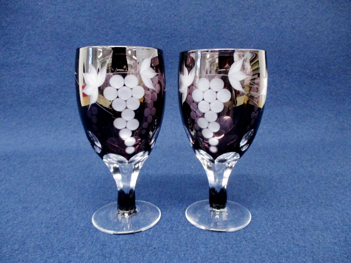 C3051 ガラス器「葡萄紋 切子 ワイングラス 2客セット 紫/パープル」中古品 箱なし ペア 被せガラス ハンドカット ハンドメイド 手作りの画像1