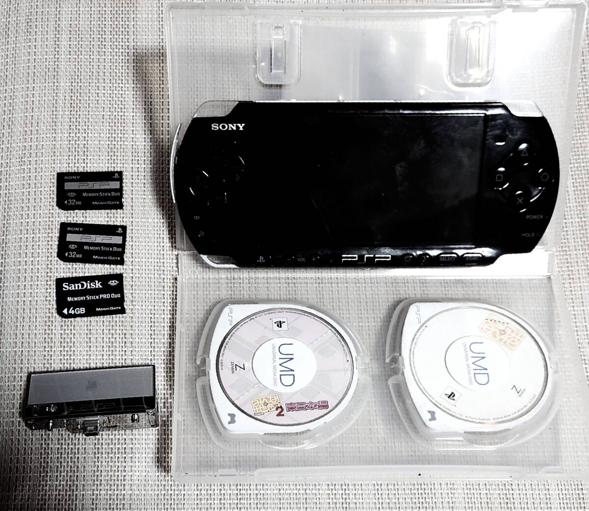 【リユース品】Playstation SONY PSP-3000 本体 黒 メモリースティック 3枚 ソフト 2枚 TVチューナー 通電 動作確認済 バッテリー欠品の画像1