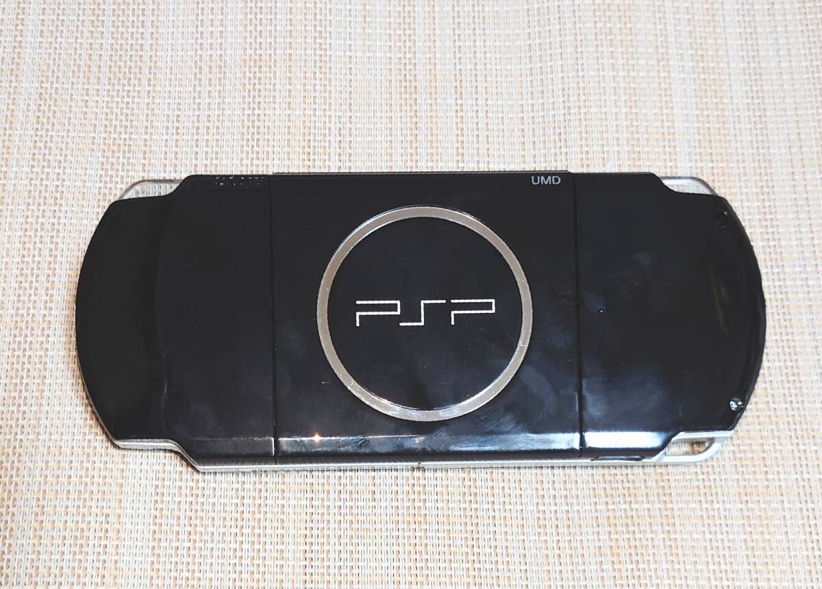 【リユース品】Playstation SONY PSP-3000 本体 黒 メモリースティック 3枚 ソフト 2枚 TVチューナー 通電 動作確認済 バッテリー欠品の画像3