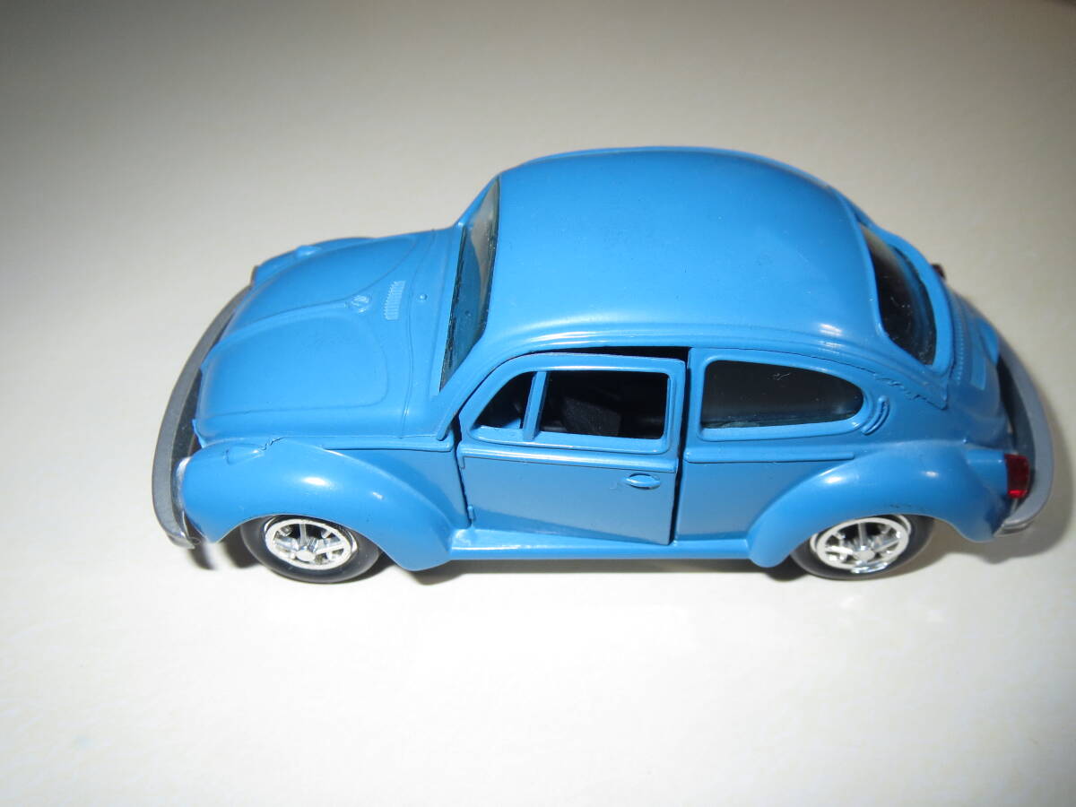 旧西ドイツ製　ガマミニ　VW1302 1/43（青）（ヴィンテージ/レア/絶番）/　中国製　VW (ピンク）_画像4