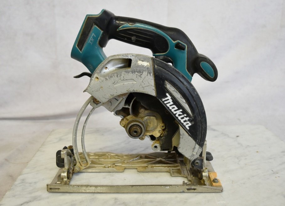 K●【ジャンク】makita HS631D ① 165mm充電式マルノコ マキタの画像3