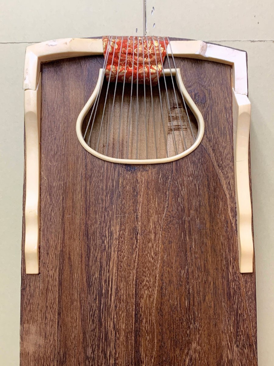 14040/ традиционные японские музыкальные инструменты . кото 10 три струнные инструменты струнные инструменты . кото 13 струна традиционные японские музыкальные инструменты текущее состояние товар 