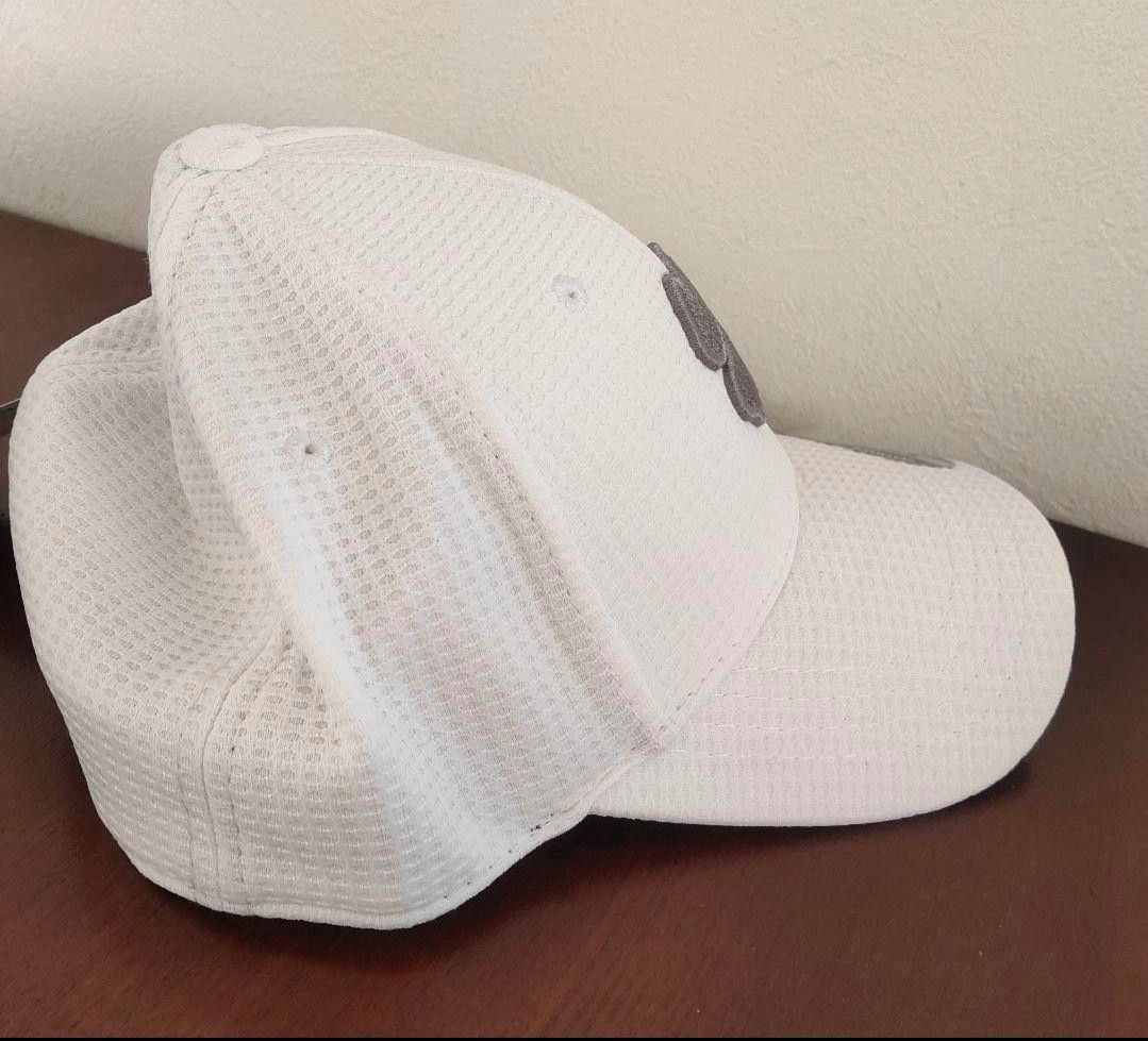 未使用 ブラッククローバー  S/Ｍサイズ ゴルフキャップ 帽子 ホワイト  キャップ ゴルフウェア ホワイト ゴルフキャップ