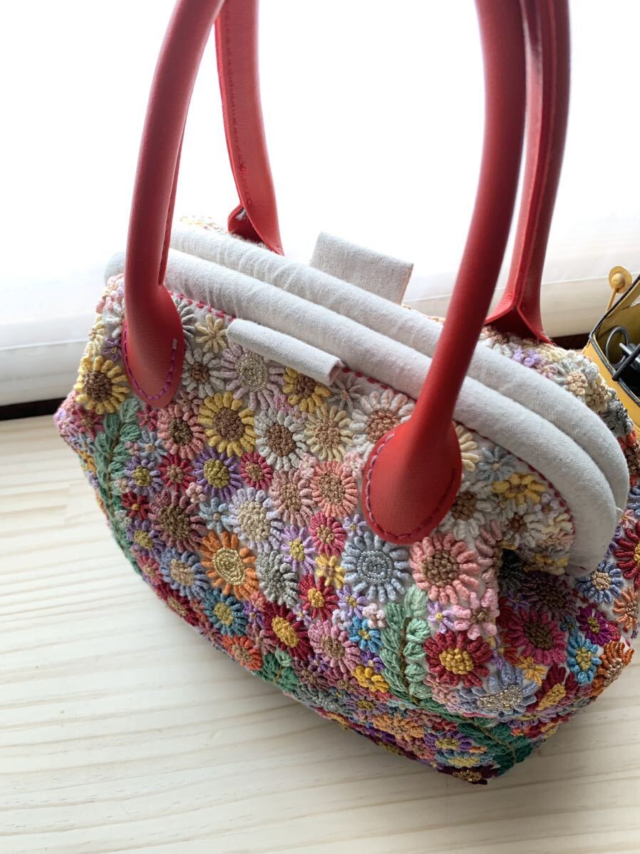 お花の手刺繍 ビーズ刺繍 バネ口金バッグ ハンドメイド リネン生地の画像3