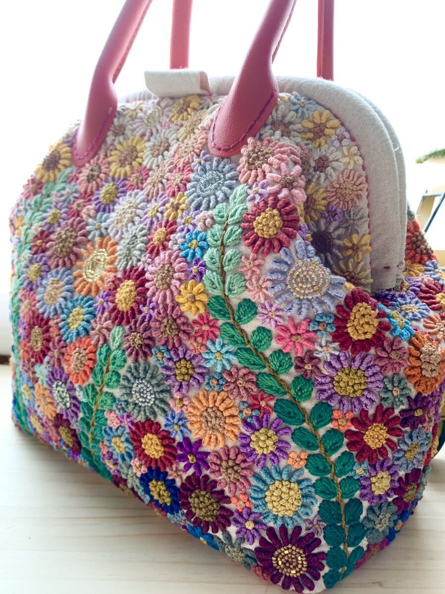 お花の手刺繍 ビーズ刺繍 バネ口金バッグ ハンドメイド リネン生地の画像2