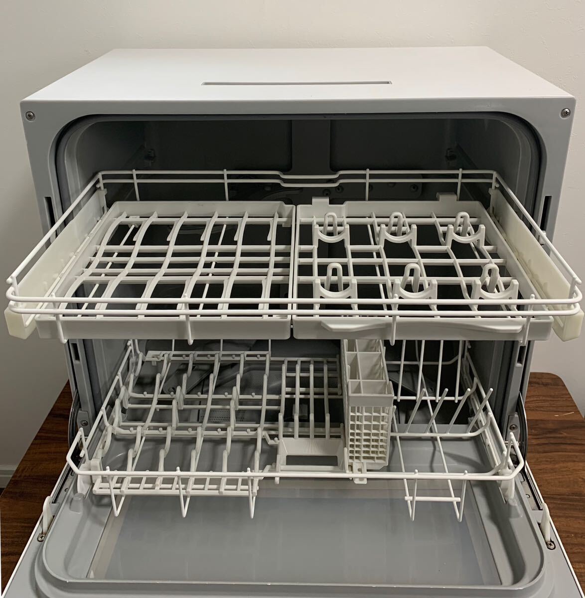 【美品】Panasonic パナソニック 電気食器洗い乾燥機 NP-TH1-C ベージュ 2018年製 家庭用 食洗機 正常動作確認済みの画像5
