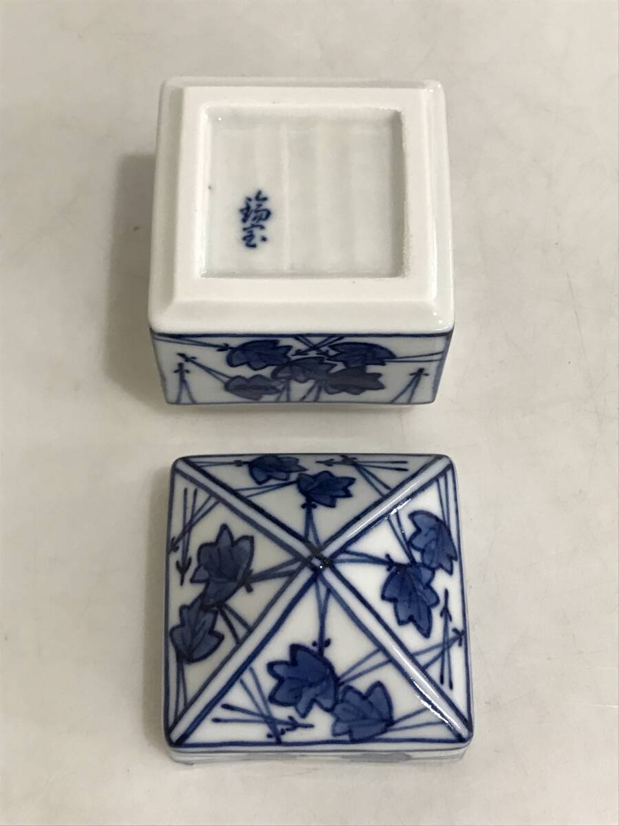 HG6368 染付 辻堂 香合 瑞宝 銘 松葉 花 共箱 共布 茶道具 香道具_画像7