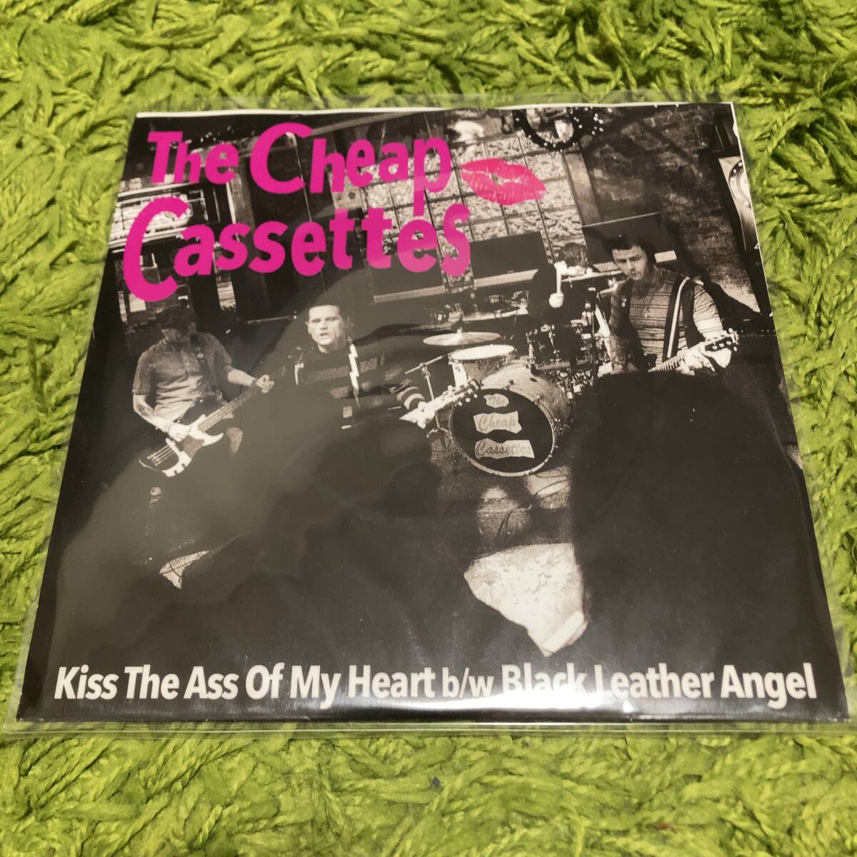 【The Cheap Cassettes - Kiss The Ass Of My Heart b/w Black Leather Angel】Chaz Matthews power pop_画像1