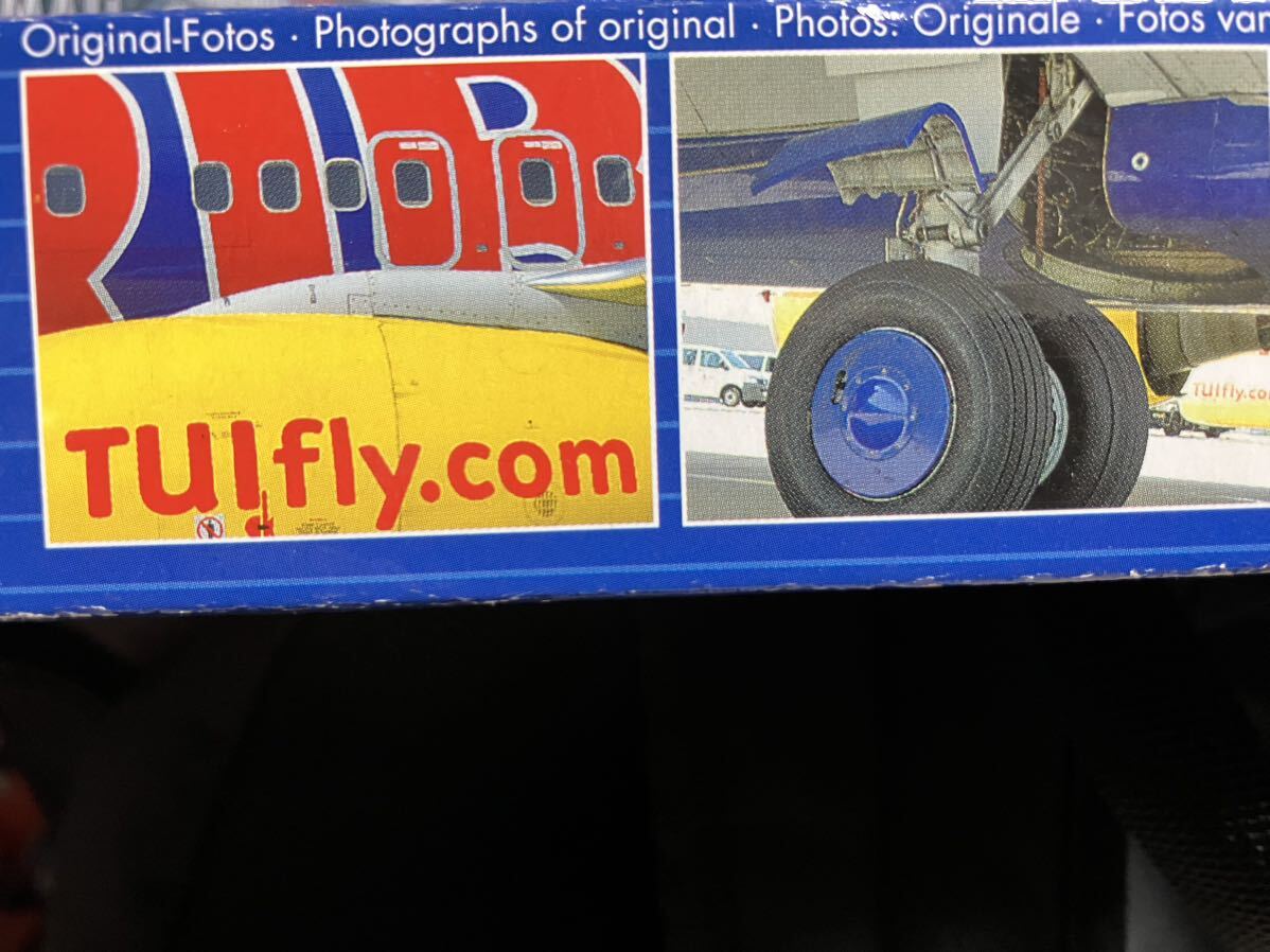 パッケージ未開封！レベル 1/144 ボーイング737-800 TUIfly'GoldbAIR'の画像4