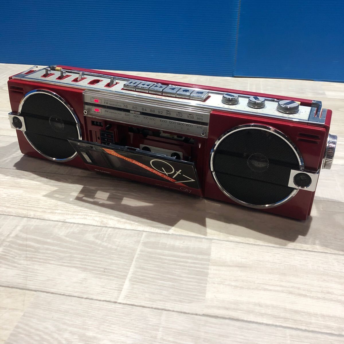 SHARP シャープ QT-7R FM/AM ステレオカセット ラジオ付きステレオテープレコーダー 赤 レッド 通電OK ジャンク品_画像1
