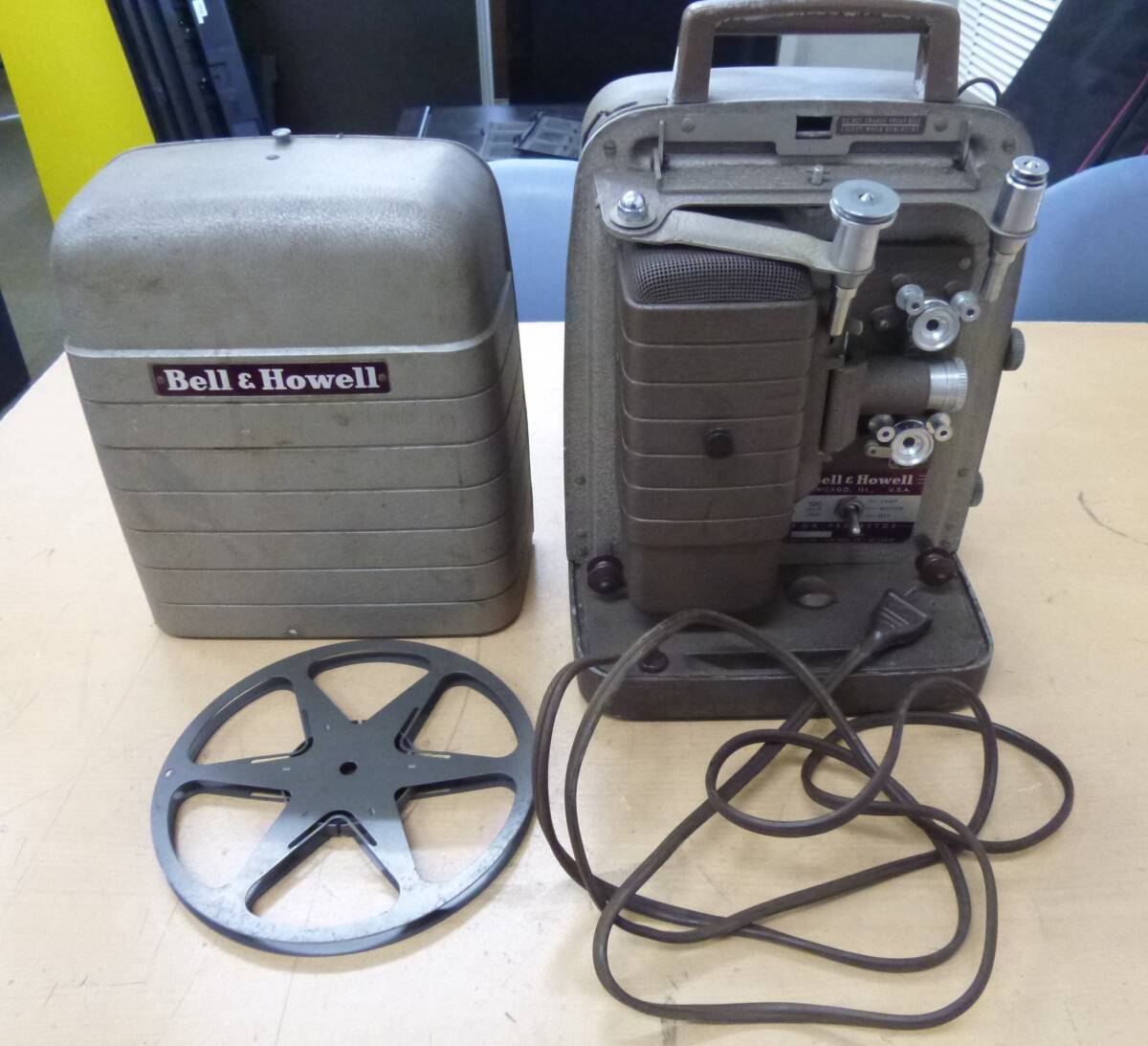 中古 Bell&Howell/ベルハウエル フィルム シネカメラ 映写機 [A-236] ◆送料無料(北海道・沖縄・離島は除く)◆_画像1