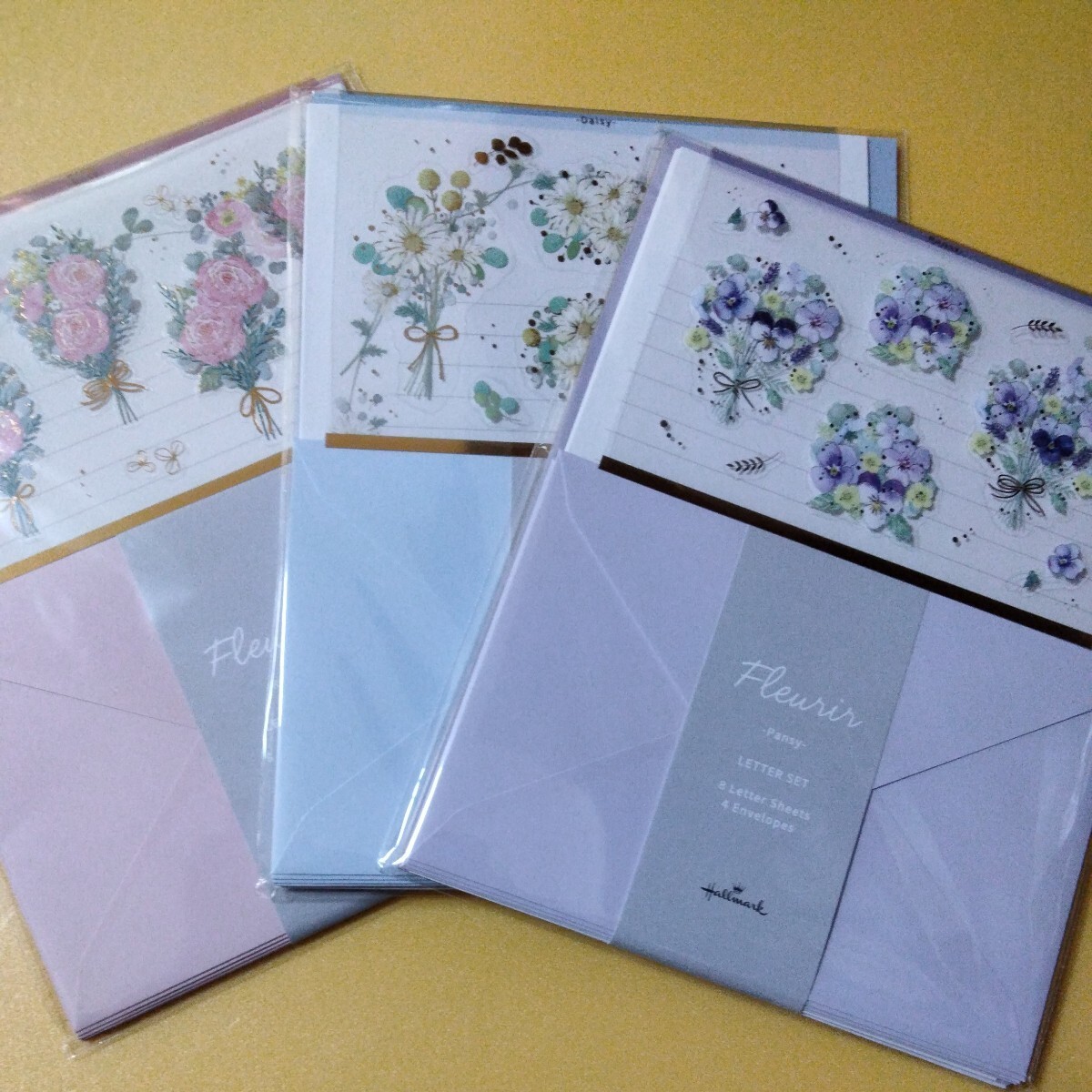 Hallmark 花柄のレターセット お花のシール付き 封筒 便箋の画像1