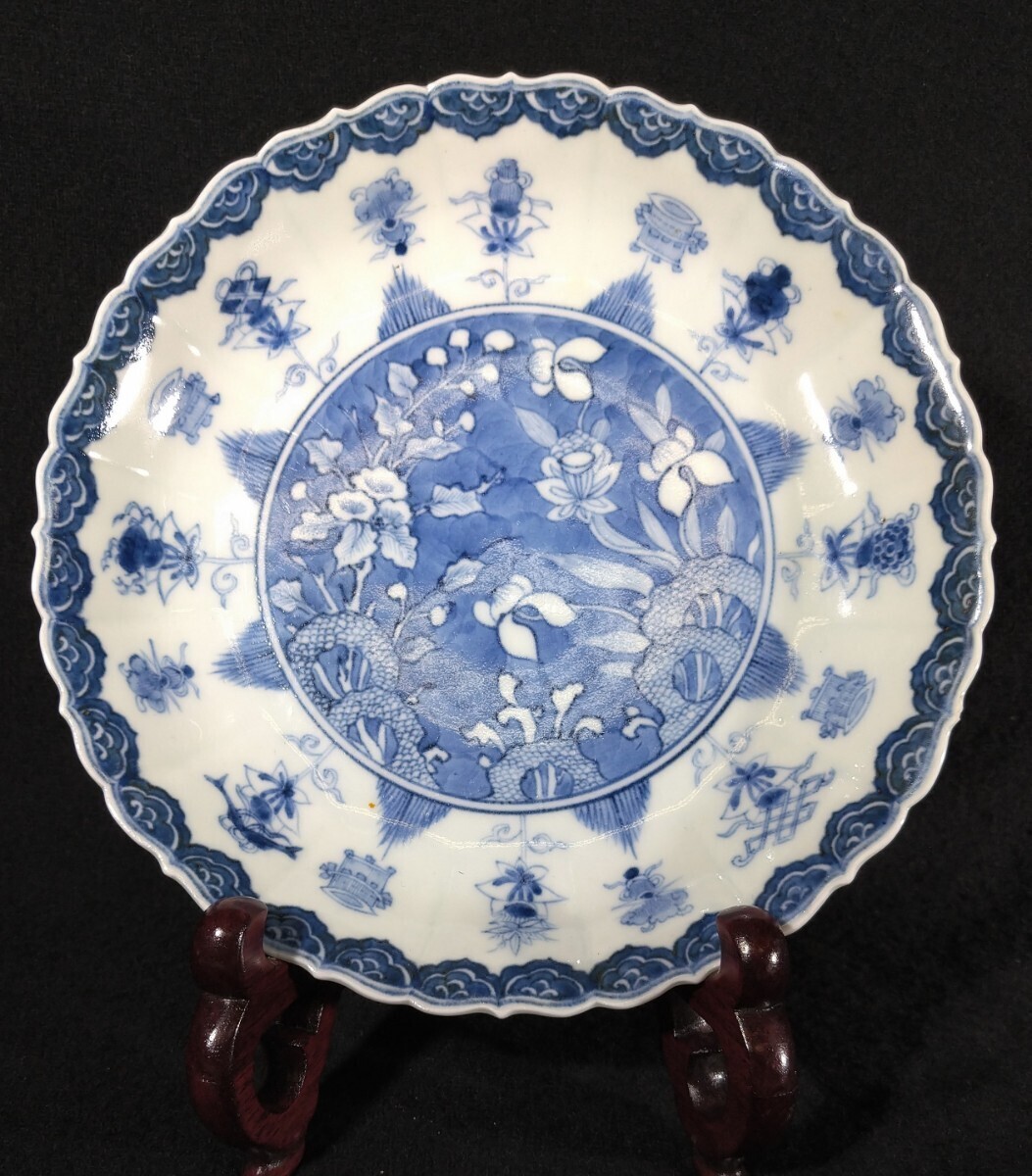 古伊万里 染付 鍋島様式 献上手 櫛文 宝尽し 花尽し図 輪花 18cm 中皿 其の二 b-59a3488