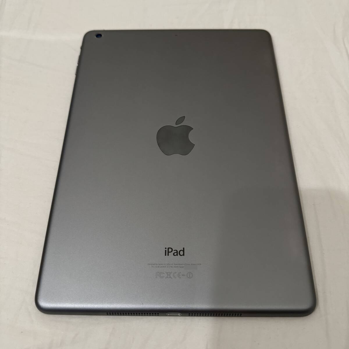 Apple iPad Air 32GB Wi-Fiモデル スペースグレー ベルキン充電ドック付き！の画像2