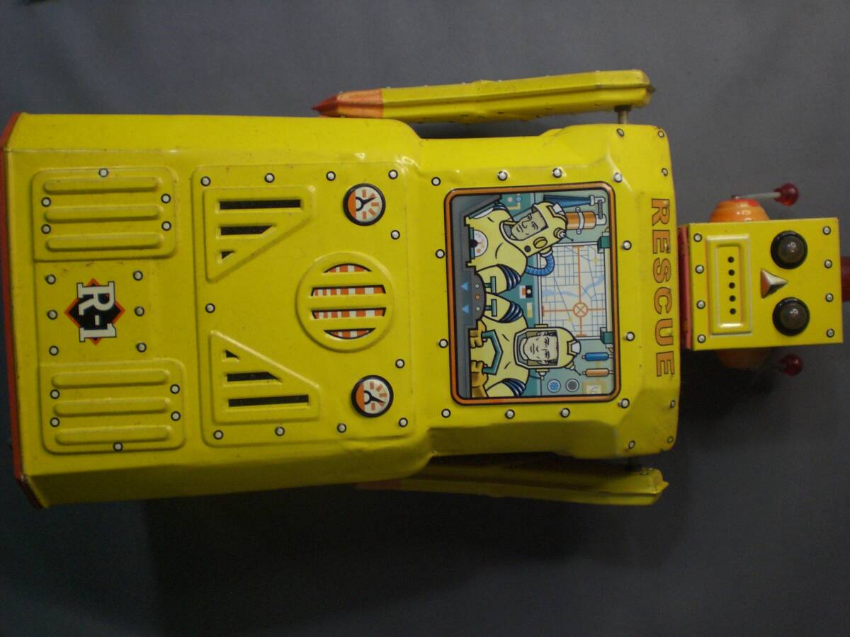 R-1 tin plate Rescue / robot yellow color electric mystery mileage 