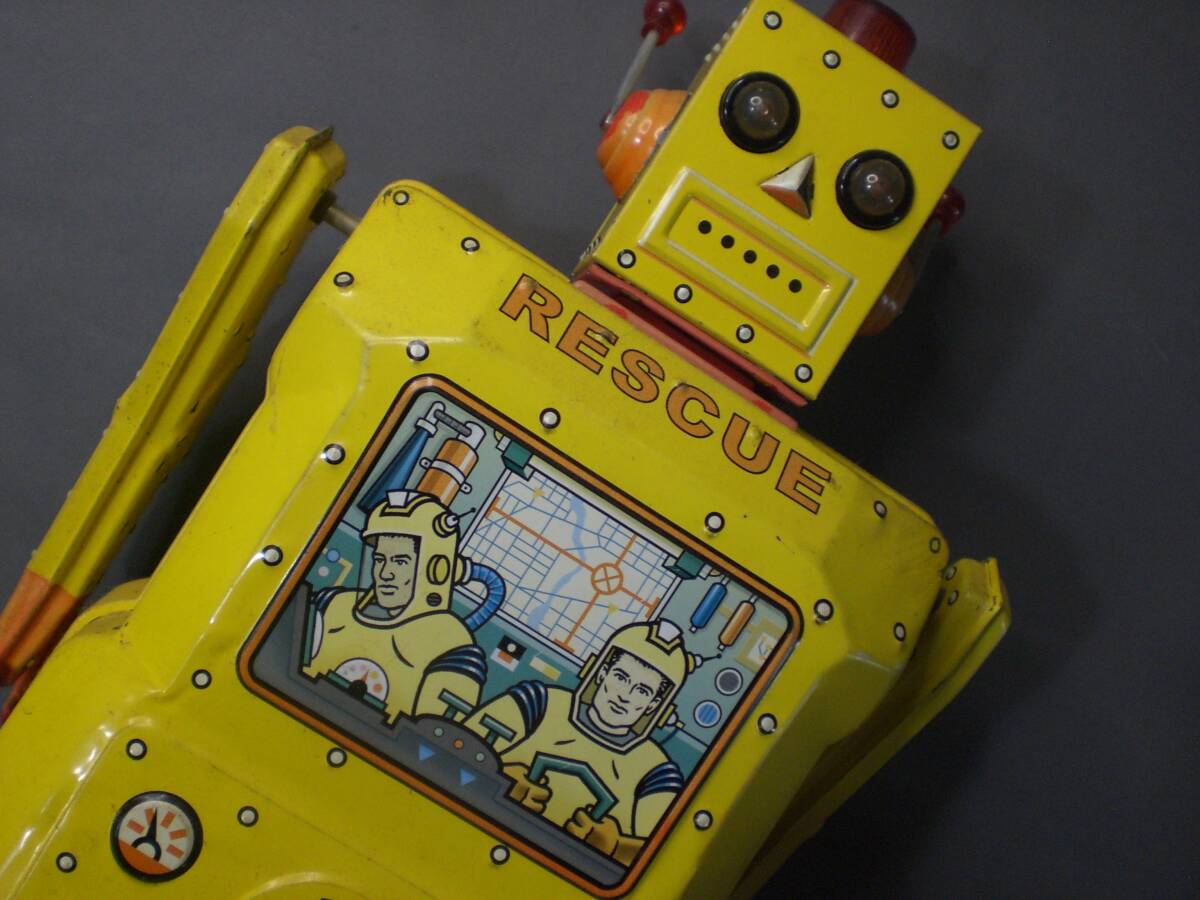 R-1 tin plate Rescue / robot yellow color electric mystery mileage 