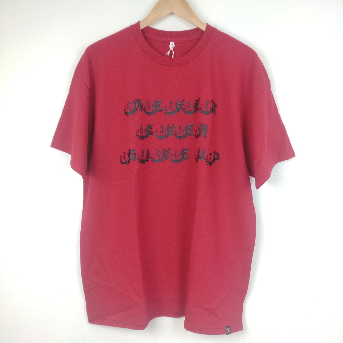 The Stylistjapan 半袖 Tシャツ サイズ:L レッド スタイリストジャパン 241SJ-CT02 NEVER EVER GIVE UP アラビア文字風の画像1