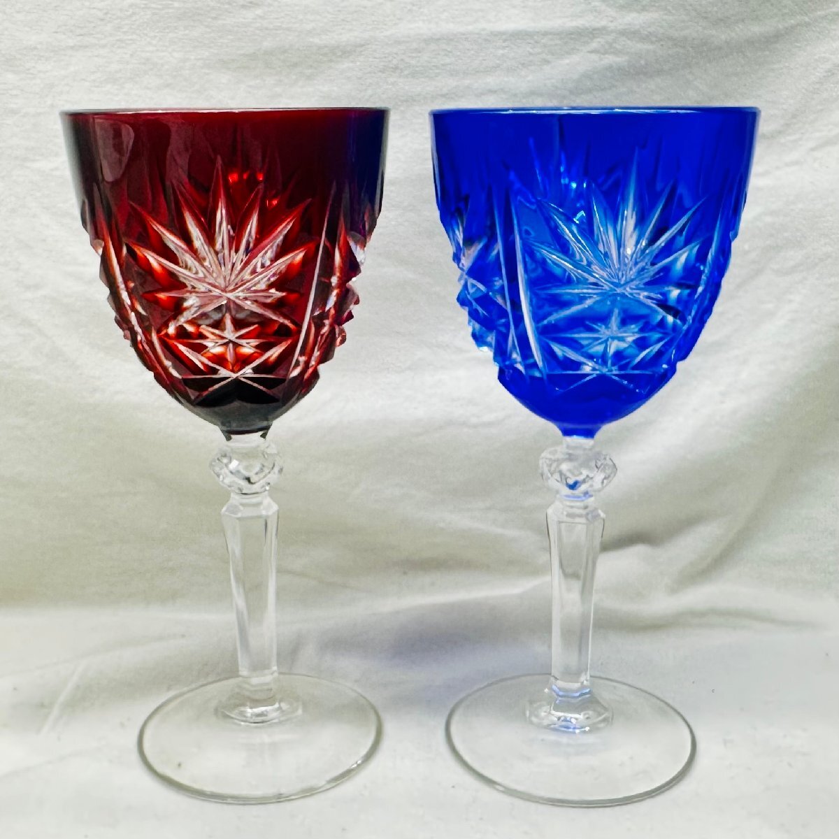 ワイングラス 色被せ切子 青 赤 2つセット 縦約14cm 口径約6cm 中古品の画像1