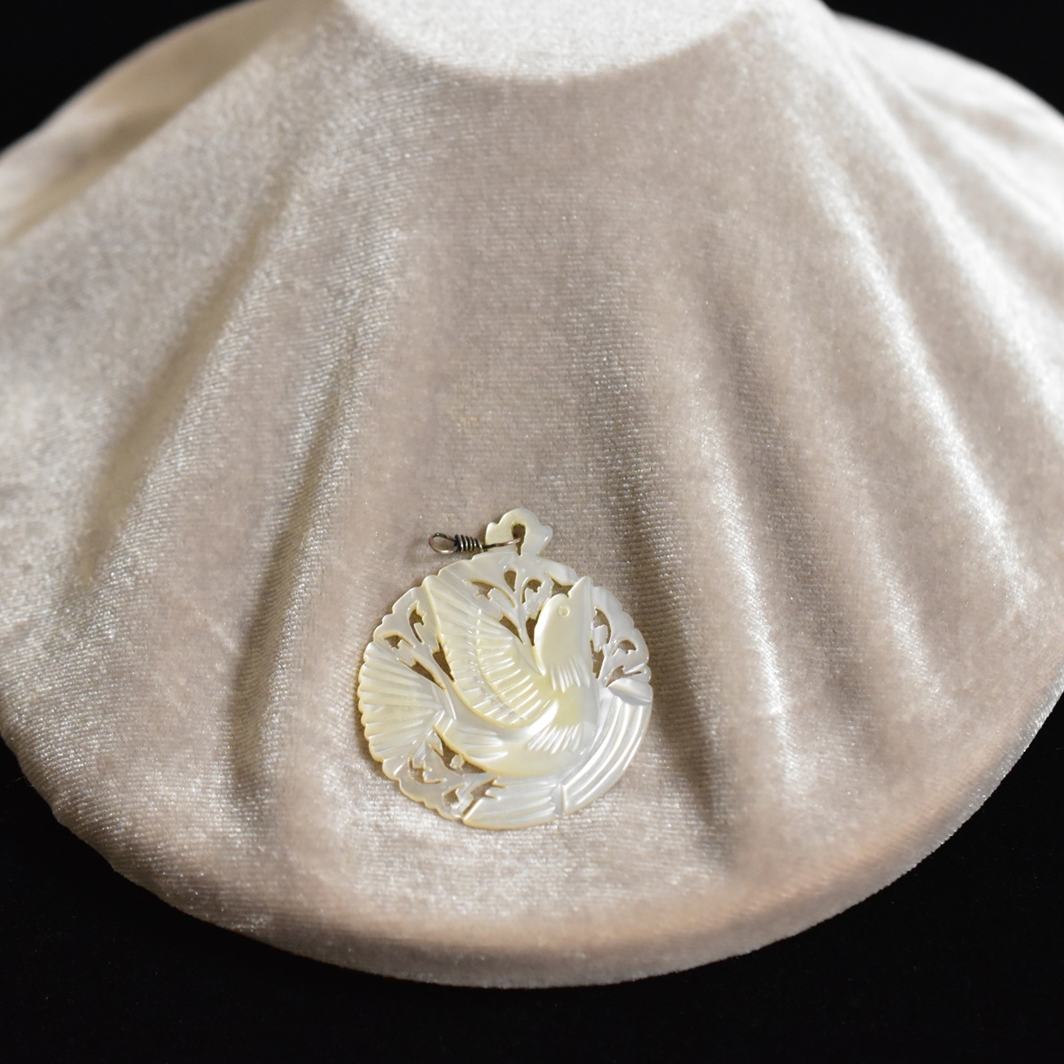  antique betsure Hem pearl White Butterfly ./ mother ob pearl /... small bird. pendant top / charm genuine article guarantee 