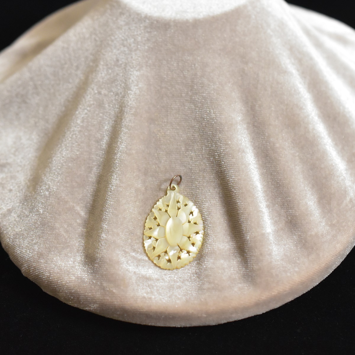  antique betsure Hem pearl White Butterfly ./ mother ob pearl /... star / Star. pendant top / charm genuine article guarantee 