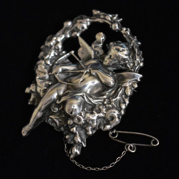 アンティーク 銀製/Silver/シルバー 恋の矢を放つキューピッド/天使の銀製ブローチ セーフティチェーン付き 裏打ち 19世紀 本物保証の画像2