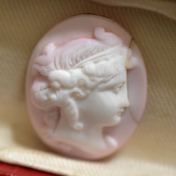 アンティーク コンクカメオ/母貝 ゼウスの妻契約の女神ヘラ 桜色が美しいシェルカメオルース/裸石 背景にクラックあり 本物保証の画像2