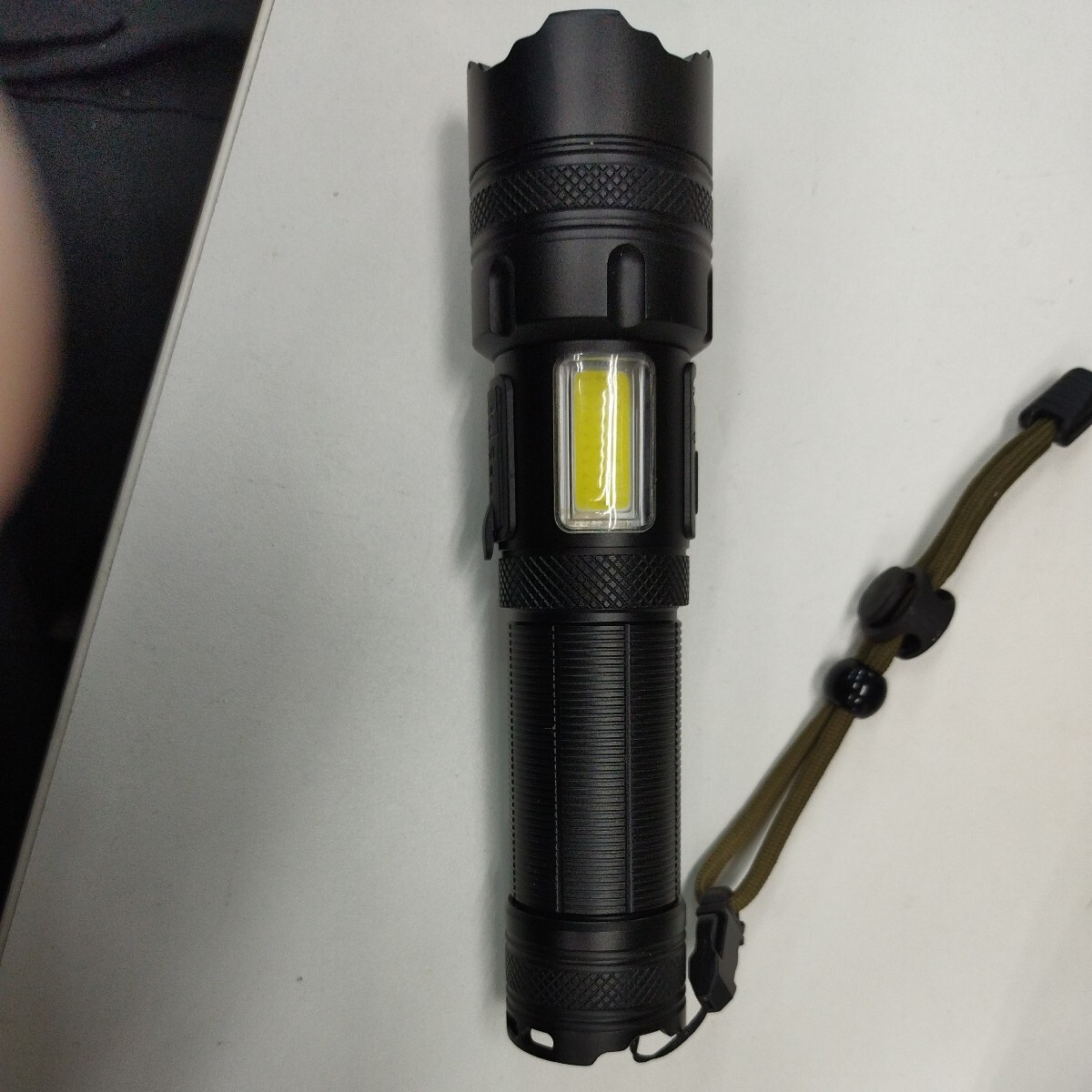 中古Sigma viLED懐中電灯 高輝度チップ搭載 軍用超強遠射ライトUSB充電式 強力超高輝度 ハンディライト 大容量電池18650/3A電池対応_画像2