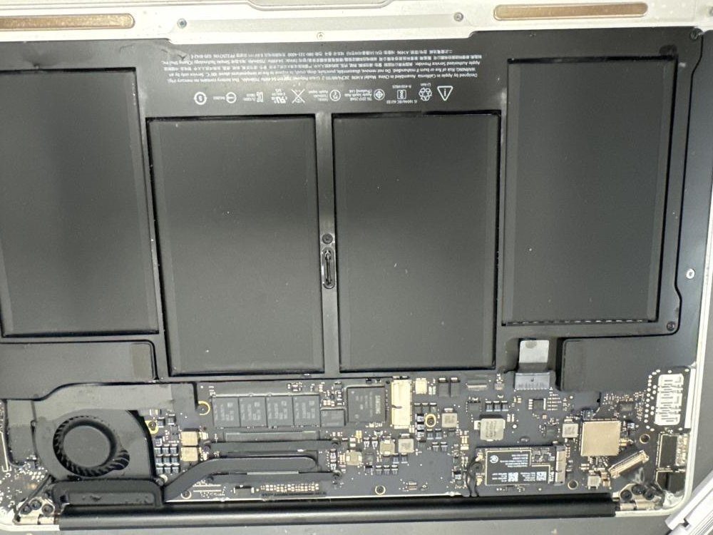 ★M169【ジャンク品】 MacBook Air Early 2015 13インチ SSD 128GB_画像2