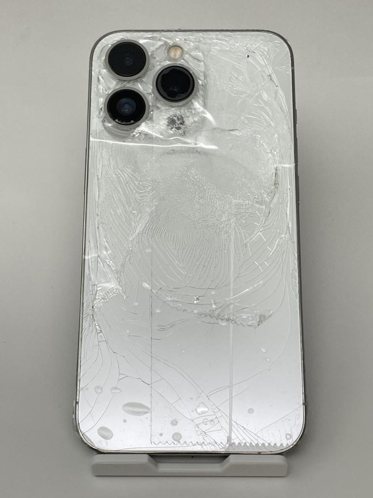 SU46【ジャンク品】 iPhone13 Pro 128GB Apple 国内版SIM フリー シルバーの画像2