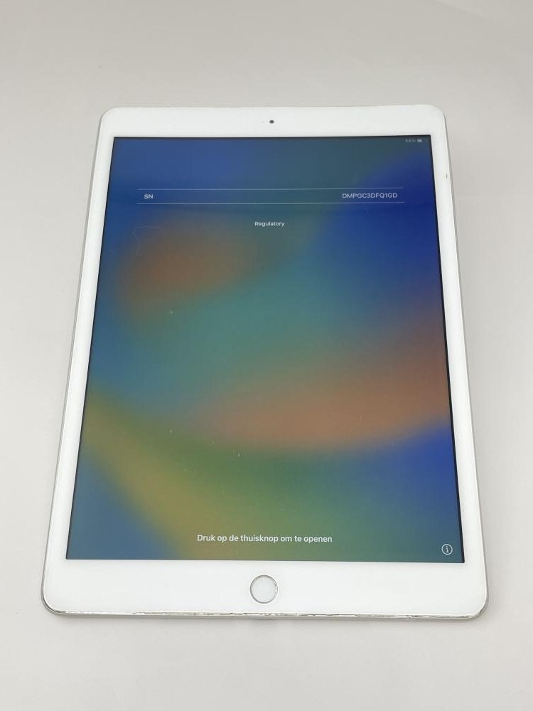 F29【ジャンク品】 iPad 第8世代 32GB Wi-Fi シルバーの画像1