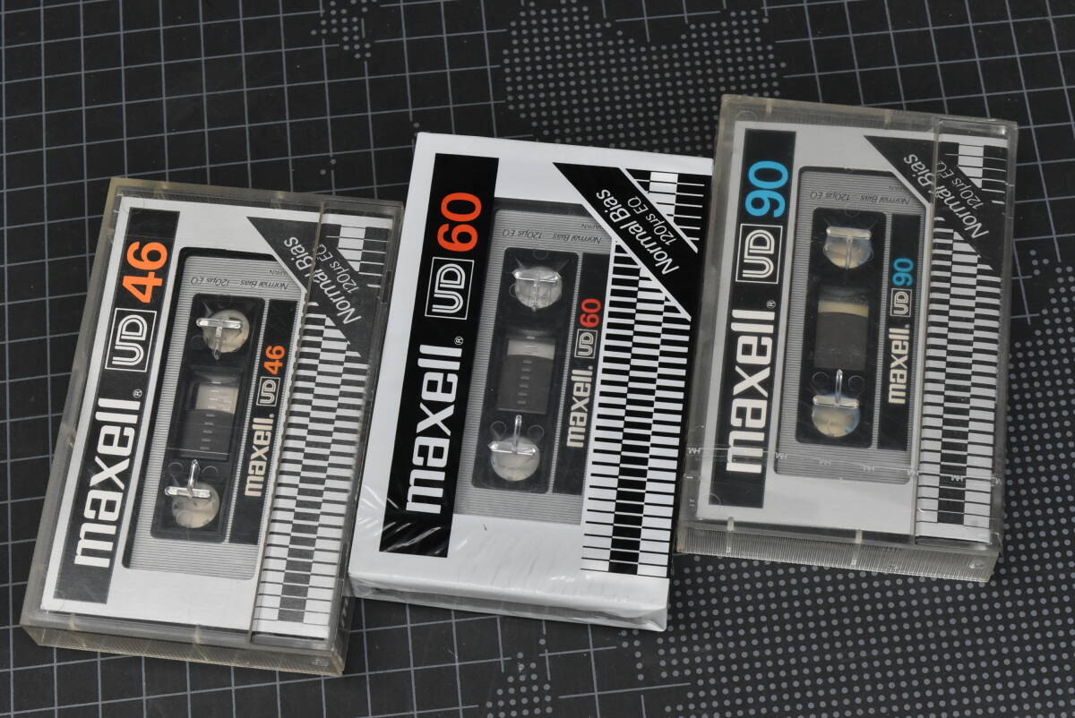 カセットテープ【 maxell : ＵＤ 】マクセル ノーマルテープ “ ＵＤ ” 1978～1982年頃の販売品３巻（未使用・未開封）_①：３巻表面