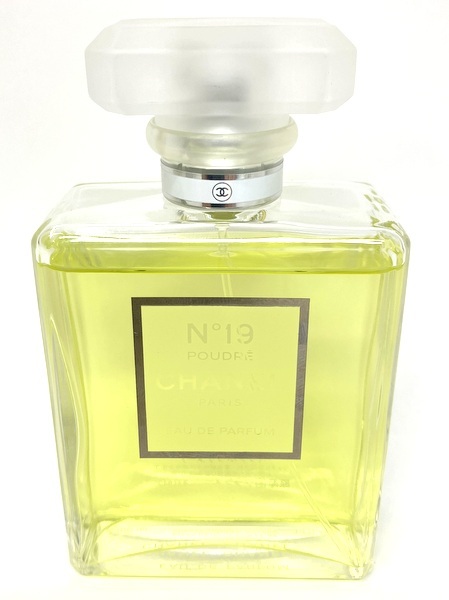 【★即決★】≪9割残≫ CHANEL シャネル No19 プードレ オードゥ パルファム ヴァポリザター 100ml 香水【中古】