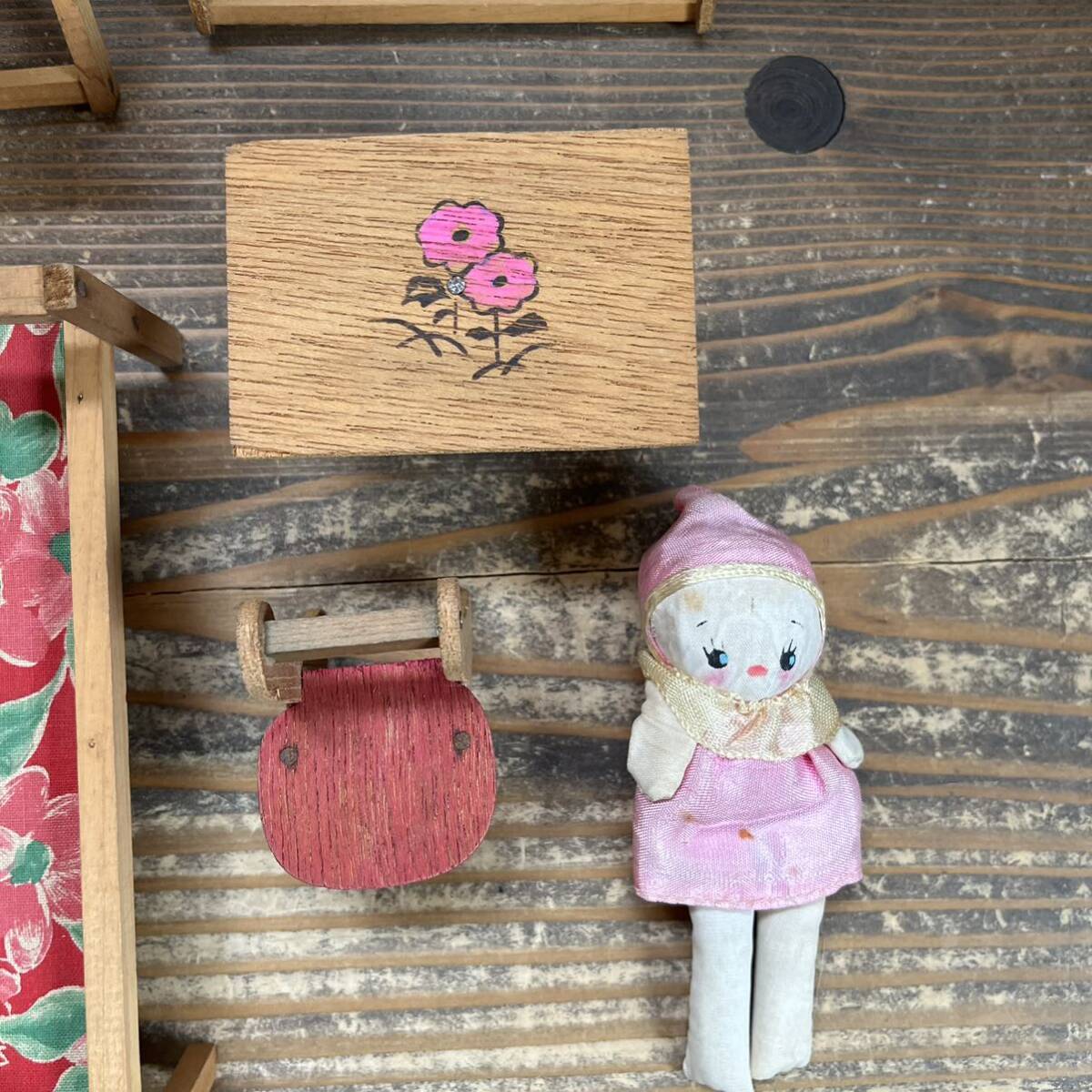 昭和 ままごとセット 陶器 ホームセット 夜店 折りたたみ式 ベッド ブランコ イス まな板 急須 湯呑み 人形 カマド 玩具の画像4