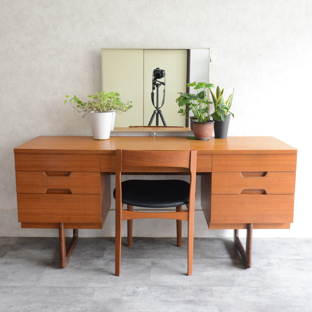 [ maintenance settled ]UNIFLEX Uni Flex Vintage dresser desk Northern Europe furniture cheeks with both sides cupboard desk Mid-century Northern Europe design 