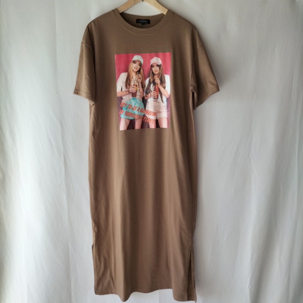 【ロング Tシャツ ワンピース　写真プリント　Ｍサイズ】半袖　ブラウン　身幅ゆったり