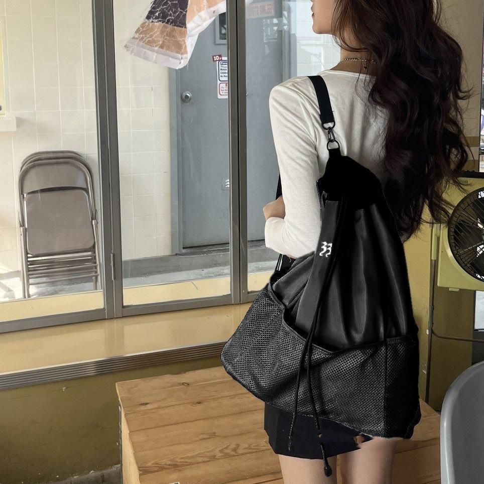 巾着リュック ブラック ナイロン 黒 バックパック 韓国 通学 ナップサックの画像1