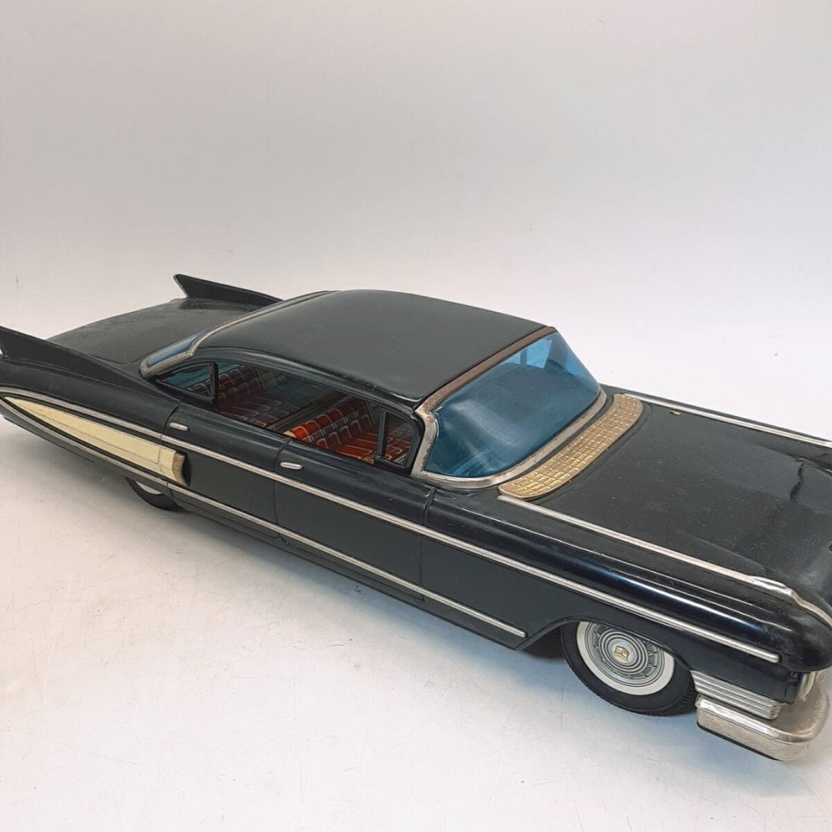 n197【1円～】 当時物 米澤玩具? Cadillac キャデラック 黒色 ブリキ 日本製 自動車 フリクション 昭和 レトロ ヨネザワ 長期保管品 現状品の画像4