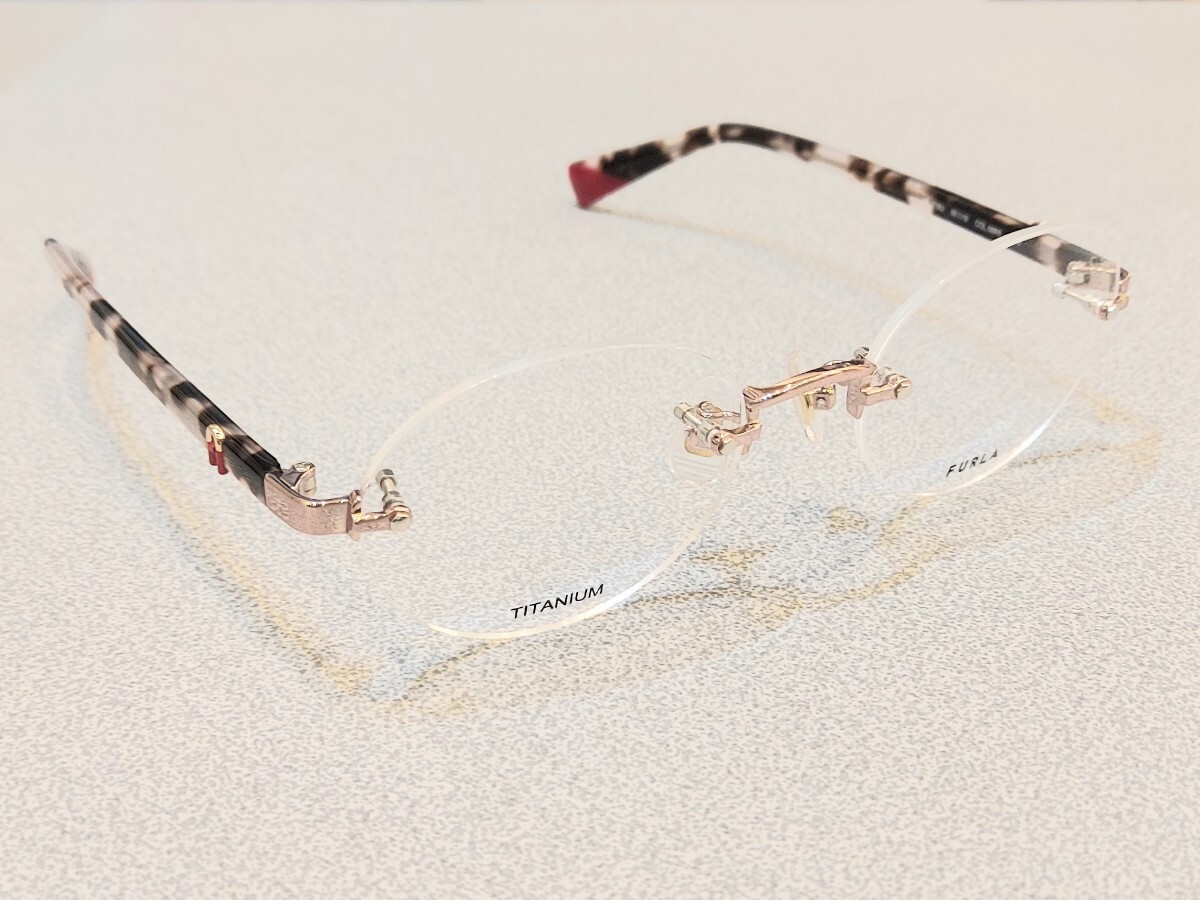 新品　FURLA　フルラ　ブランド　眼鏡　メガネ　ツーポイント　　可愛い　チタン　軽い　綺麗_画像2