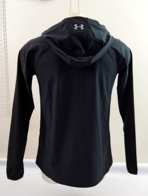 アンダーアーマー UNDER ARMOUR Fitted 女性用 マウンテンパーカ 薄手 長袖 黒 ロゴ入り MDの画像4