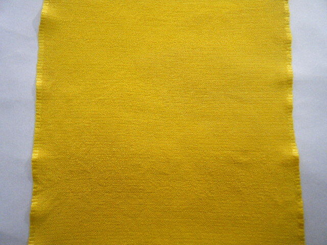 :古布３９０：横絽縮緬 正絹 綺麗な黄色 ５１㎝×２７㎝ 人形の着物 細工物 タペストリー パッチワーク ハンドメイド ハギレの画像4