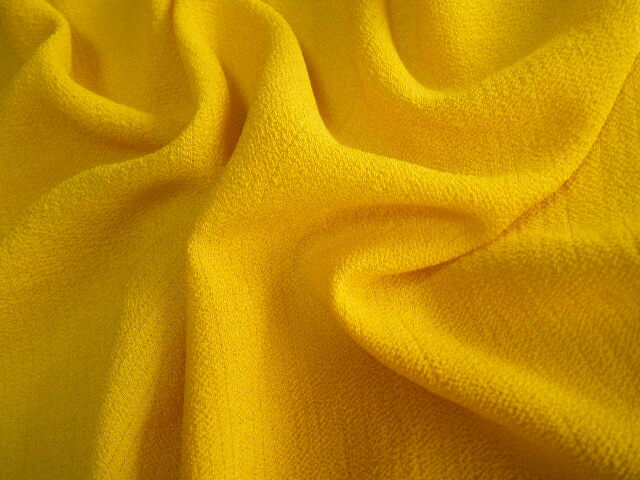 :古布３９０：横絽縮緬 正絹 綺麗な黄色 ５１㎝×２７㎝ 人形の着物 細工物 タペストリー パッチワーク ハンドメイド ハギレの画像5