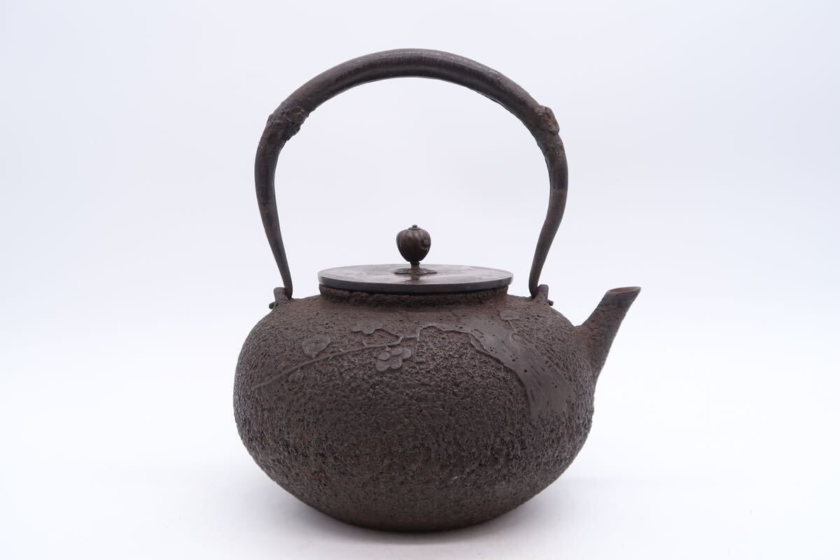 ... structure .. iron kettle plum . poetry . copper cover Zaimei . tea utensils hot water . small teapot metalwork iron . old fine art 