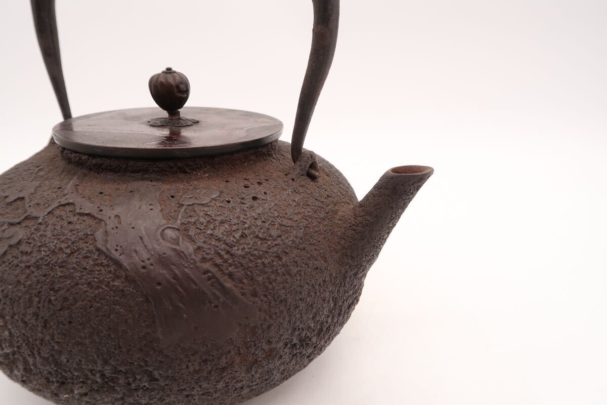 ... structure .. iron kettle plum . poetry . copper cover Zaimei . tea utensils hot water . small teapot metalwork iron . old fine art 