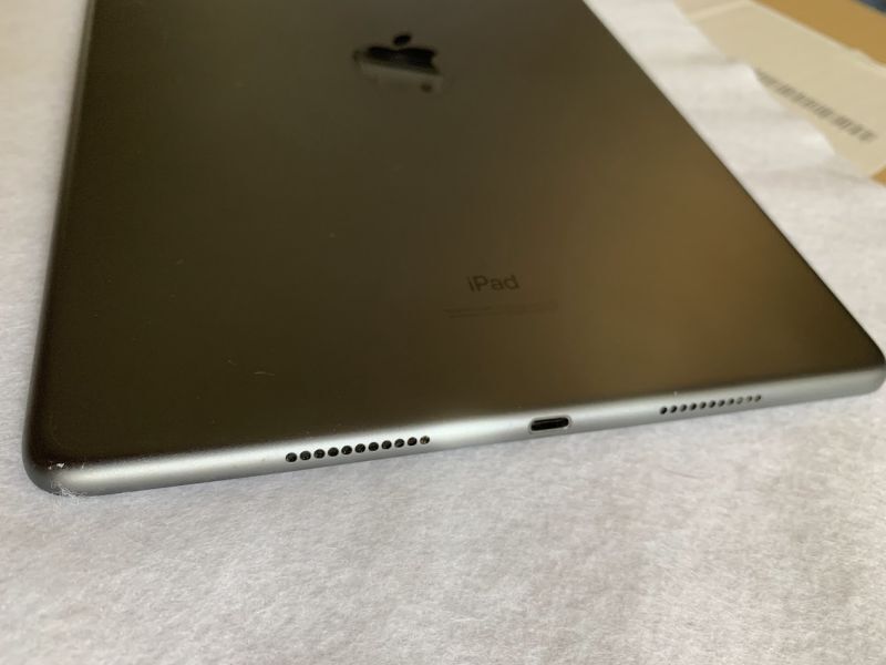 Apple iPad Air 10.5インチ 第3世代 Wi-Fi 64GB MUUJ2J/A スペースグレイ_画像左の角に少し傷あり
