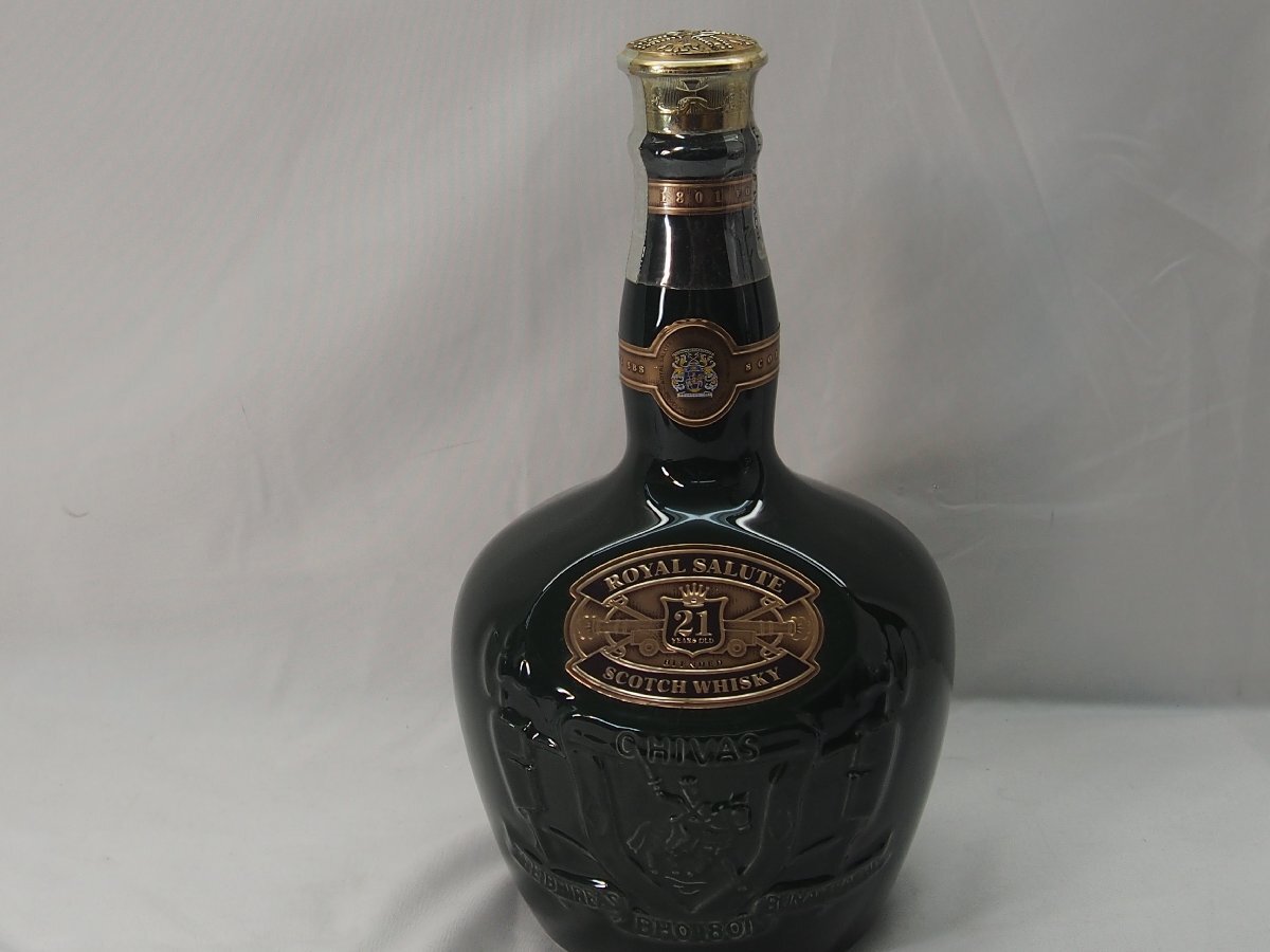 △514△ 未開栓 ROYAL SALUTE ロイヤルサルート 21年 1000ml 40% 陶器ボトル 巾着袋付 スコッチ 洋酒 古酒 約1700gの画像2